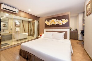 Phòng đôi Club | Phòng tắm | Đồ dùng nhà tắm được thiết kế riêng, máy sấy tóc, dép đi trong nhà