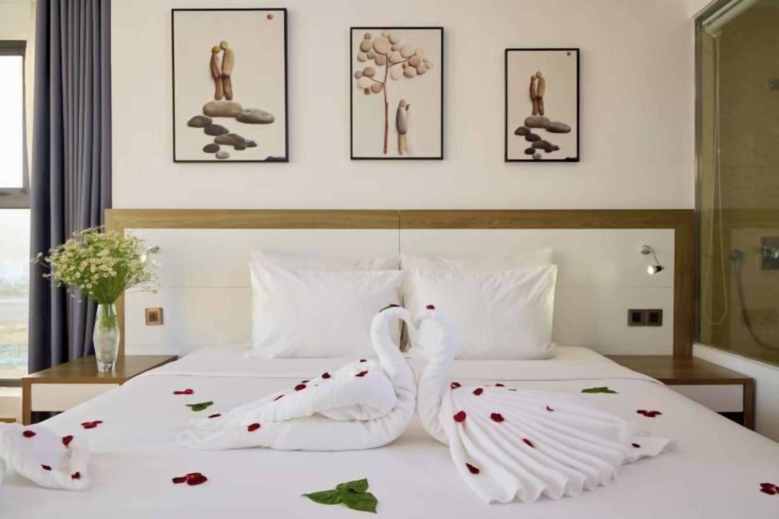 Minibar, in-room safe, desk, laptop workspace