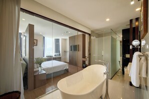 Club Double Room | Bathroom | Designer toiletries, hair dryer, slippers, towels - The Sol Hotel (Nha Trang)