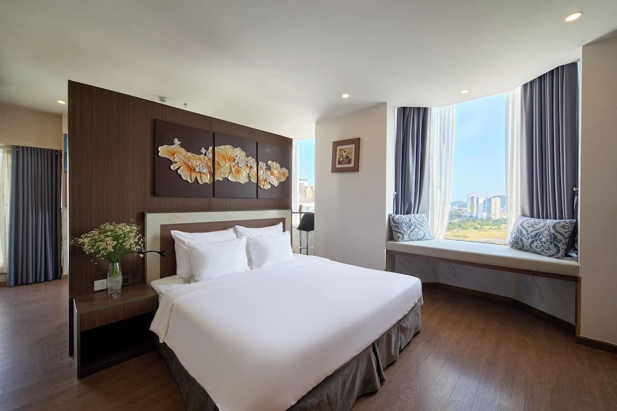 Kahden hengen club-huone | Minibaari, tallelokero huoneessa, työpöytä