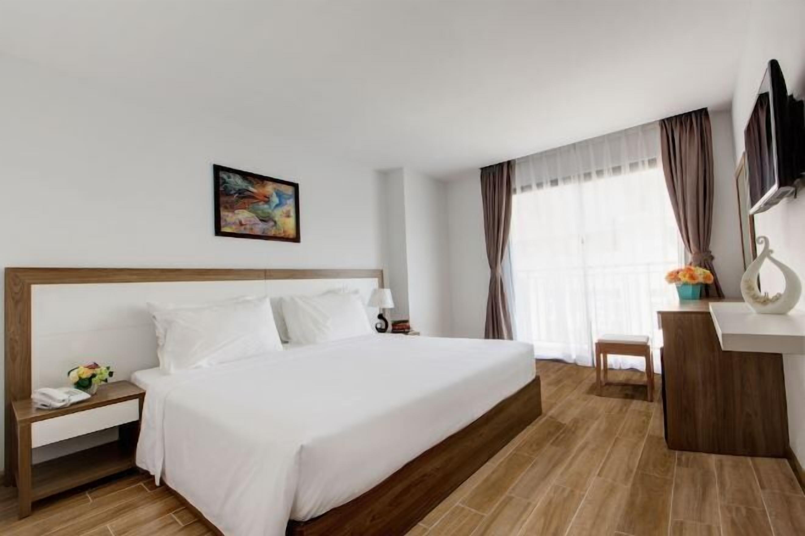 迷你吧、客房内保险箱、办公桌、笔记本电脑工作区