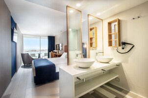 Ropa de cama de alta calidad, edredones de plumas, minibar y caja fuerte