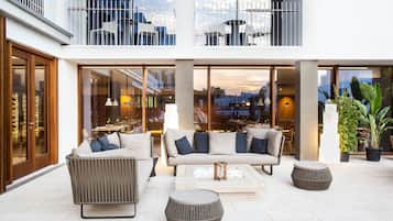 3 barer/lounger og 2 bassengbarer