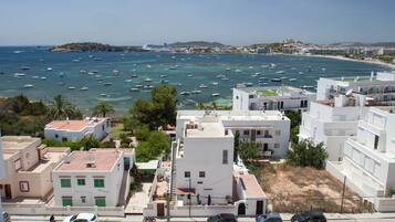 Habitación doble Deluxe, vista al mar | Ropa de cama de alta calidad, edredón y minibar