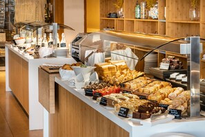 Se ofrece un desayuno bufé todos los días (por un coste adicional)
