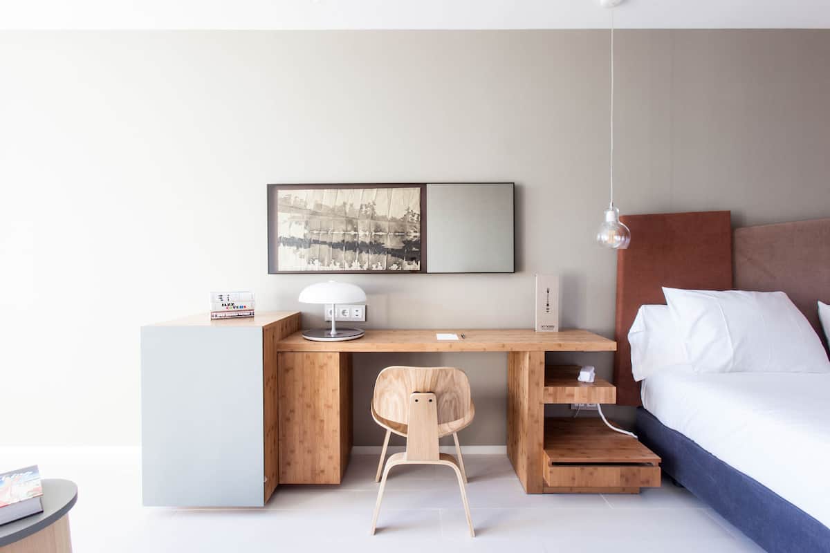 Premium bedding, down comforters, minibar, in-room safe