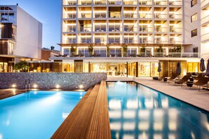 4 outdoor pools, open 11:00 AM to 7:00 PM, pool umbrellas, pool loungers