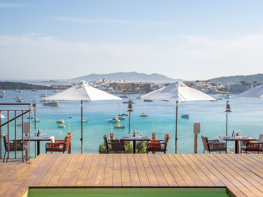 2 restaurantes; se sirve desayuno, almuerzo y cena; cocina mediterránea