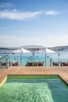 2 restaurantes; se sirven desayunos, almuerzos y cocina mediterránea 