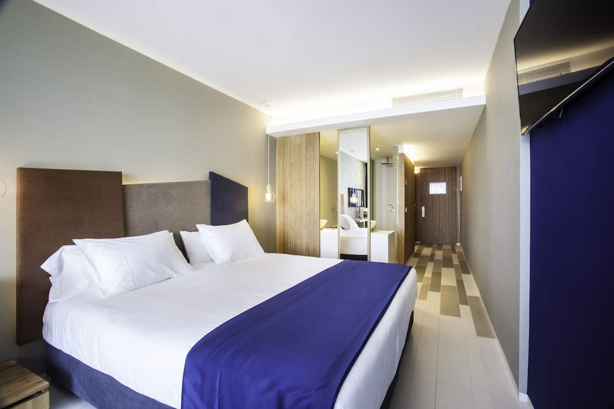 1 bedroom, premium bedding, down duvets, minibar