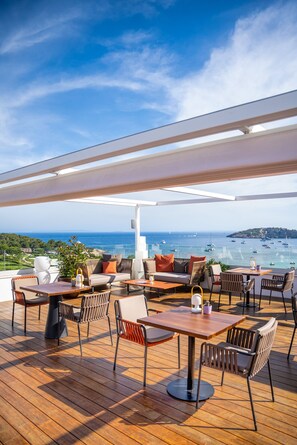 2 restaurantes; se sirve desayuno, almuerzo y cena; cocina mediterránea