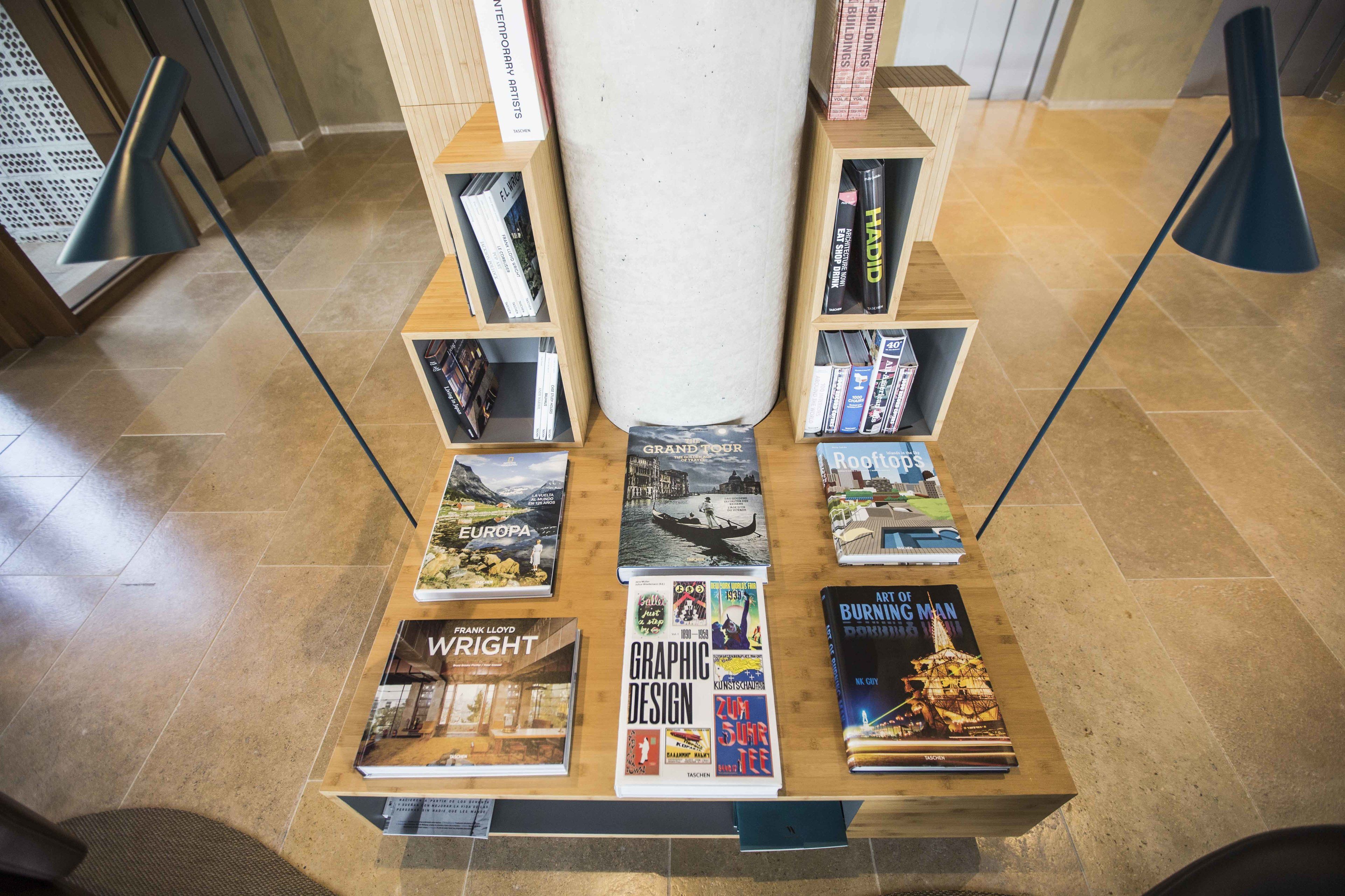 Exhibición de libros con varios títulos, incluyendo 