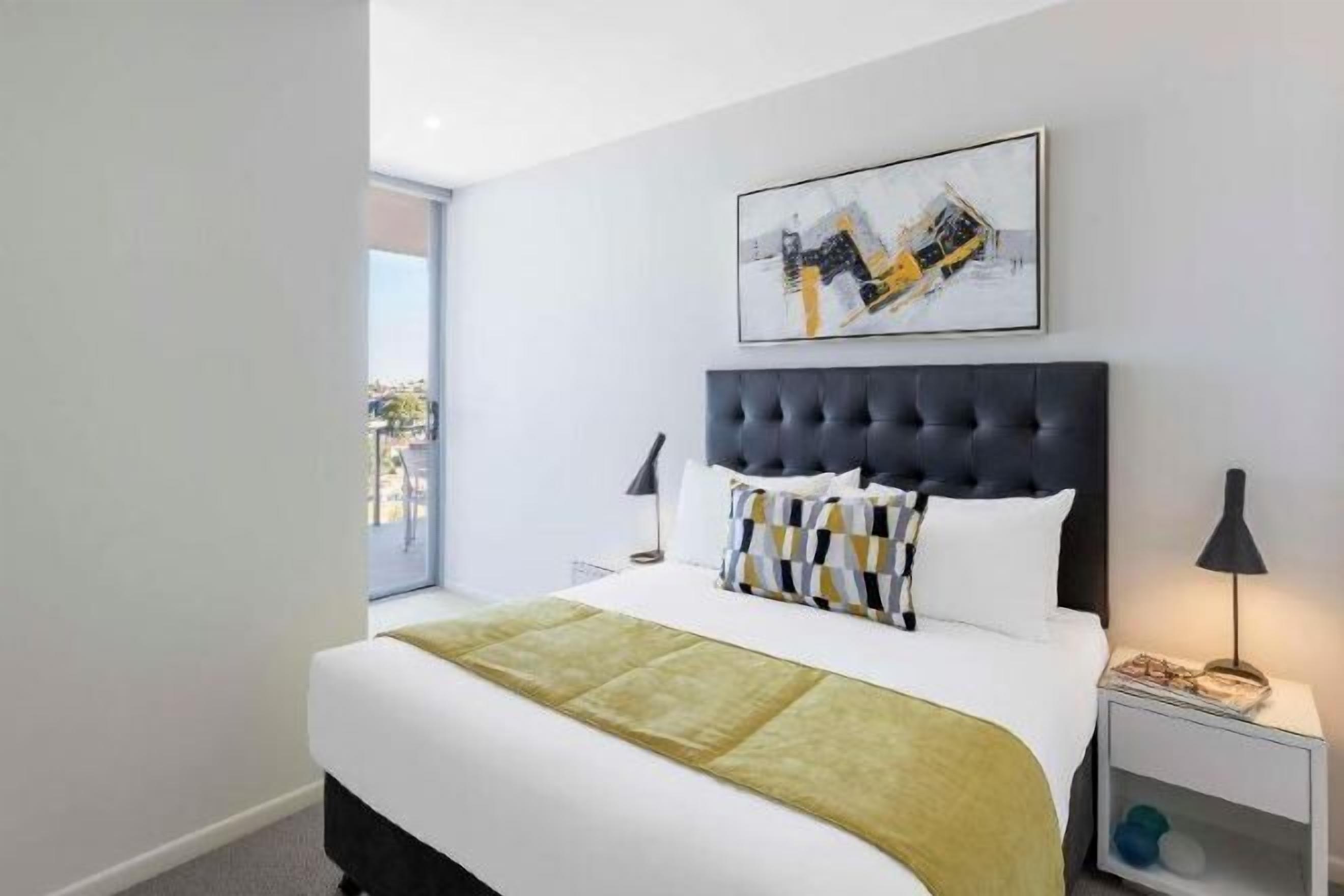 客房内保险箱、办公桌、熨斗/熨衣板、婴儿床