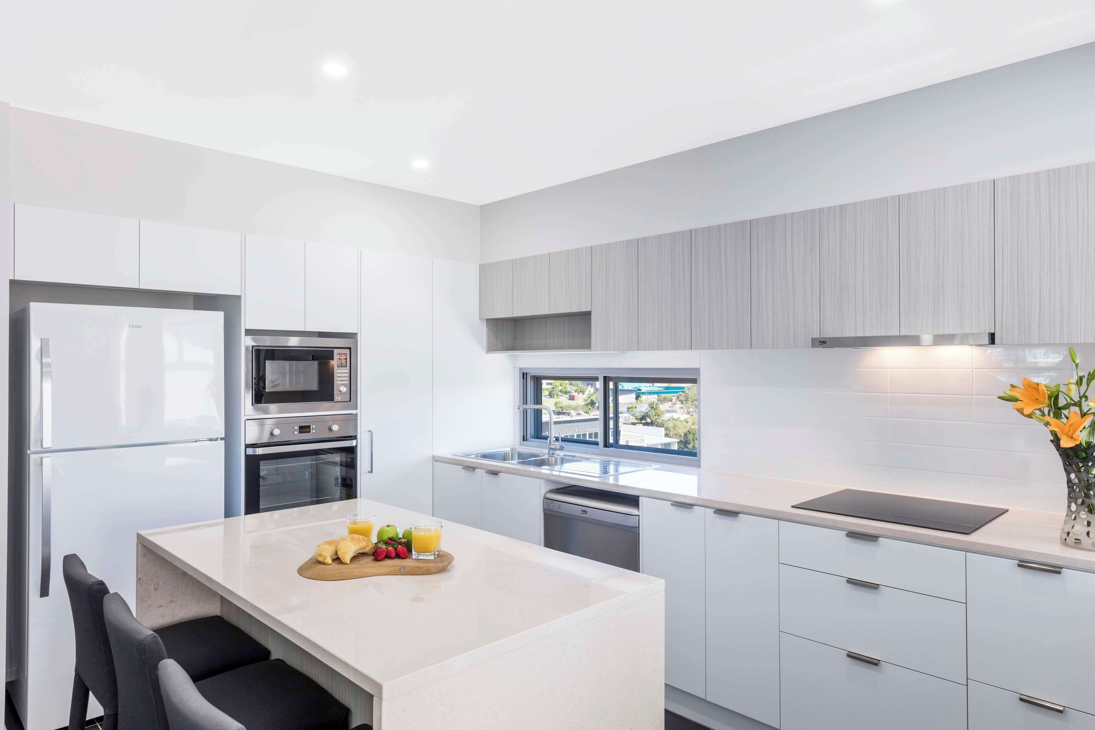 Caja fuerte, escritorio, tabla de planchar con plancha y cunas (de pago)