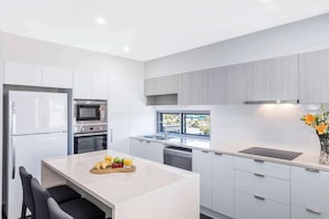 Caja de seguridad en la habitación y escritorio