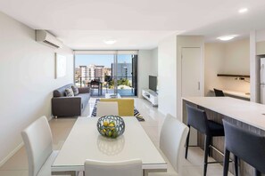 In-room safe, desk, iron/ironing board, cots/infant beds - Oaks Brisbane Woolloongabba Suites (Woolloongabba)