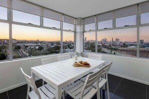In-room safe, desk, iron/ironing board, cribs/infant beds - Oaks Brisbane Woolloongabba Suites (Woolloongabba)