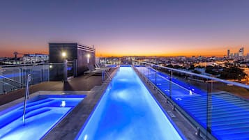 Una piscina al aire libre, tumbonas