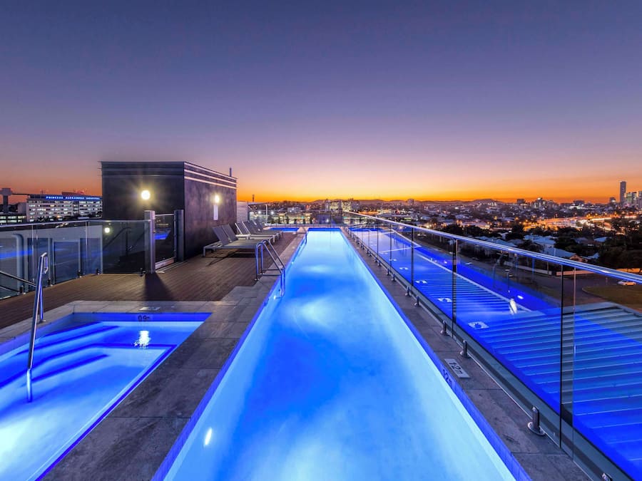 Piscina all'aperto, lettini