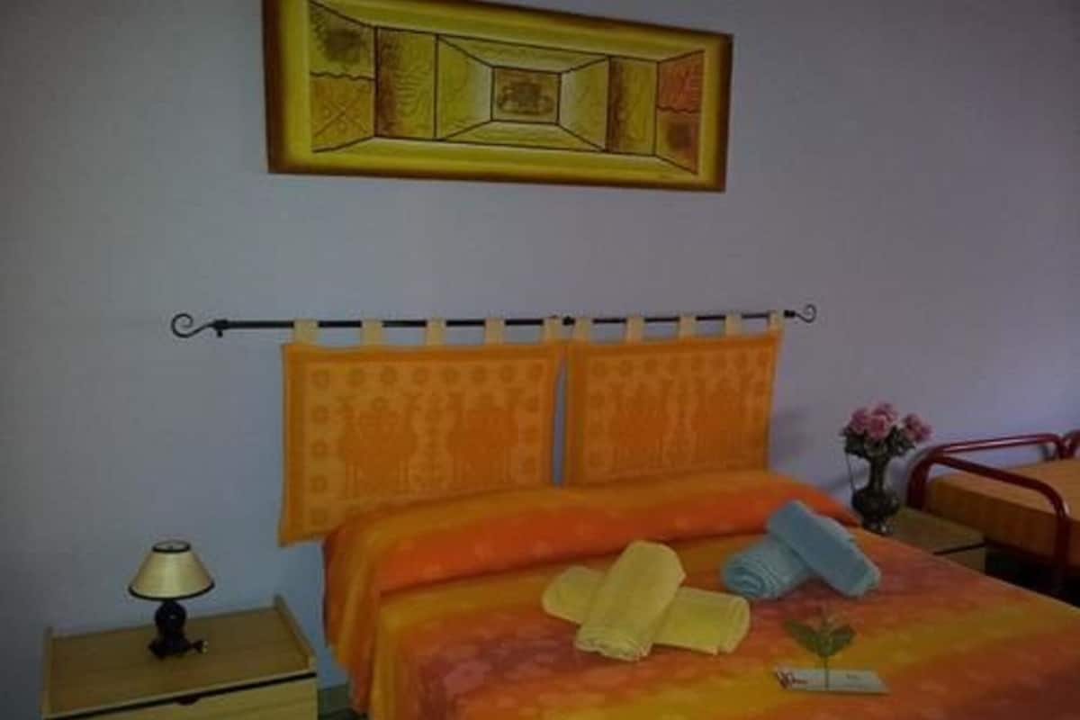 Driepersoonskamer, en-suite badkamer | Italiaanse Frette-lakens, een bureau, geluiddichte muren, gratis wifi