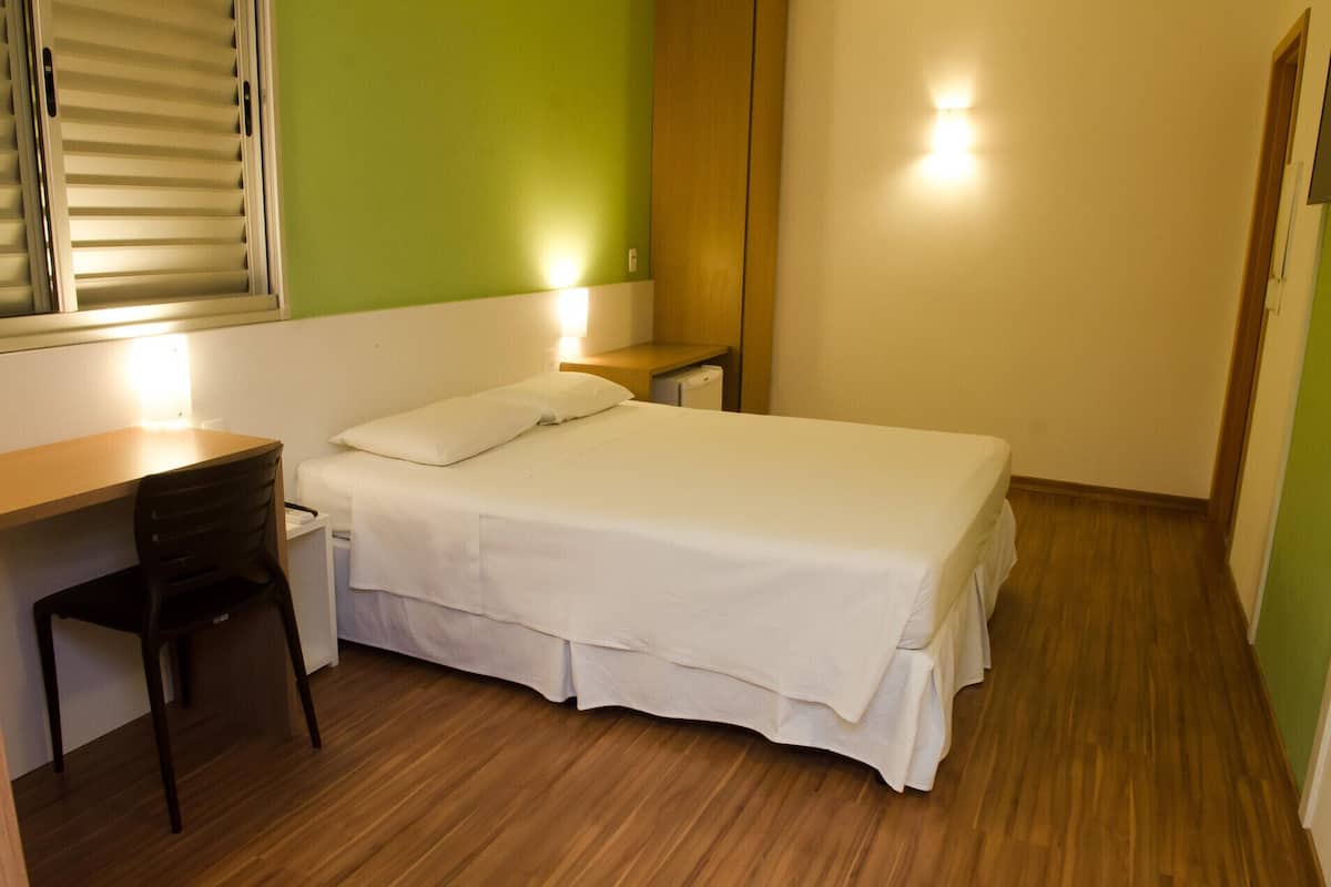 Escritorio, wifi gratis, ropa de cama