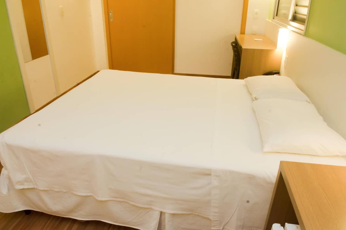 Escritorio, wifi gratis, ropa de cama