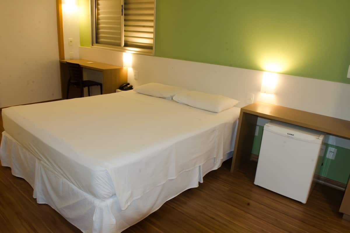 Escritorio, wifi gratis, ropa de cama