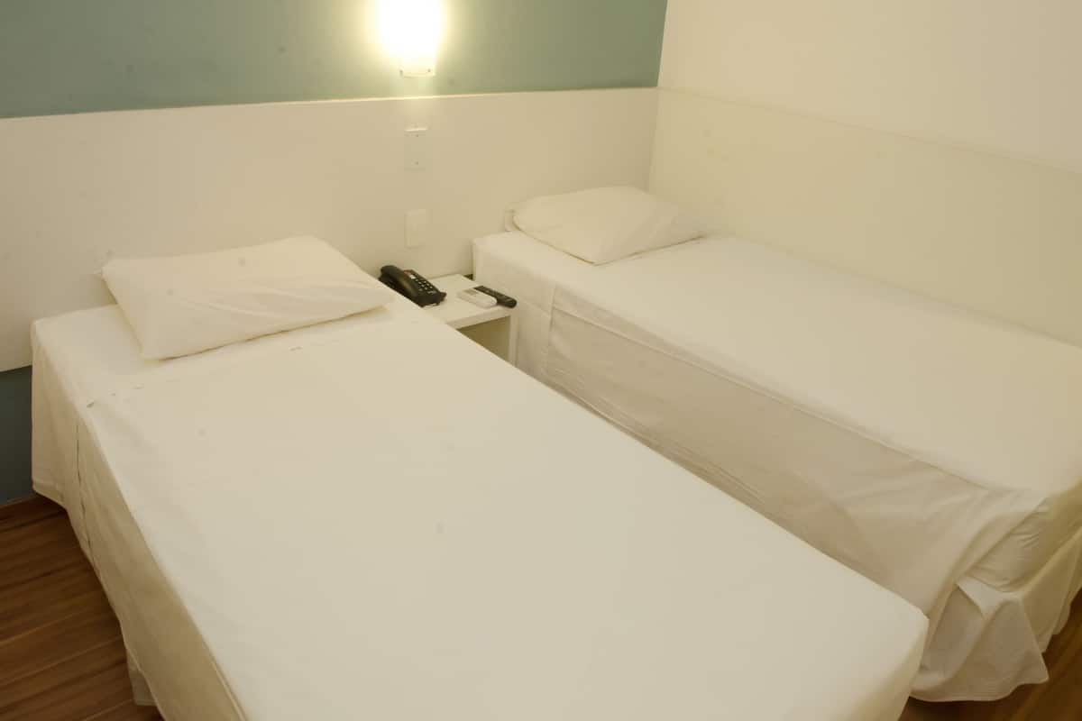 Habitación estándar con 2 camas individuales, 2 camas individuales, vistas a la ciudad | Escritorio, wifi gratis, ropa de cama