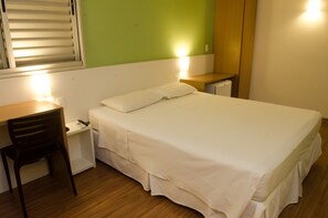 Chambre Double Standard, 1 chambre, accessible aux personnes à mobilité réduite, vue ville | Bureau, Wi-Fi gratuit, draps fournis