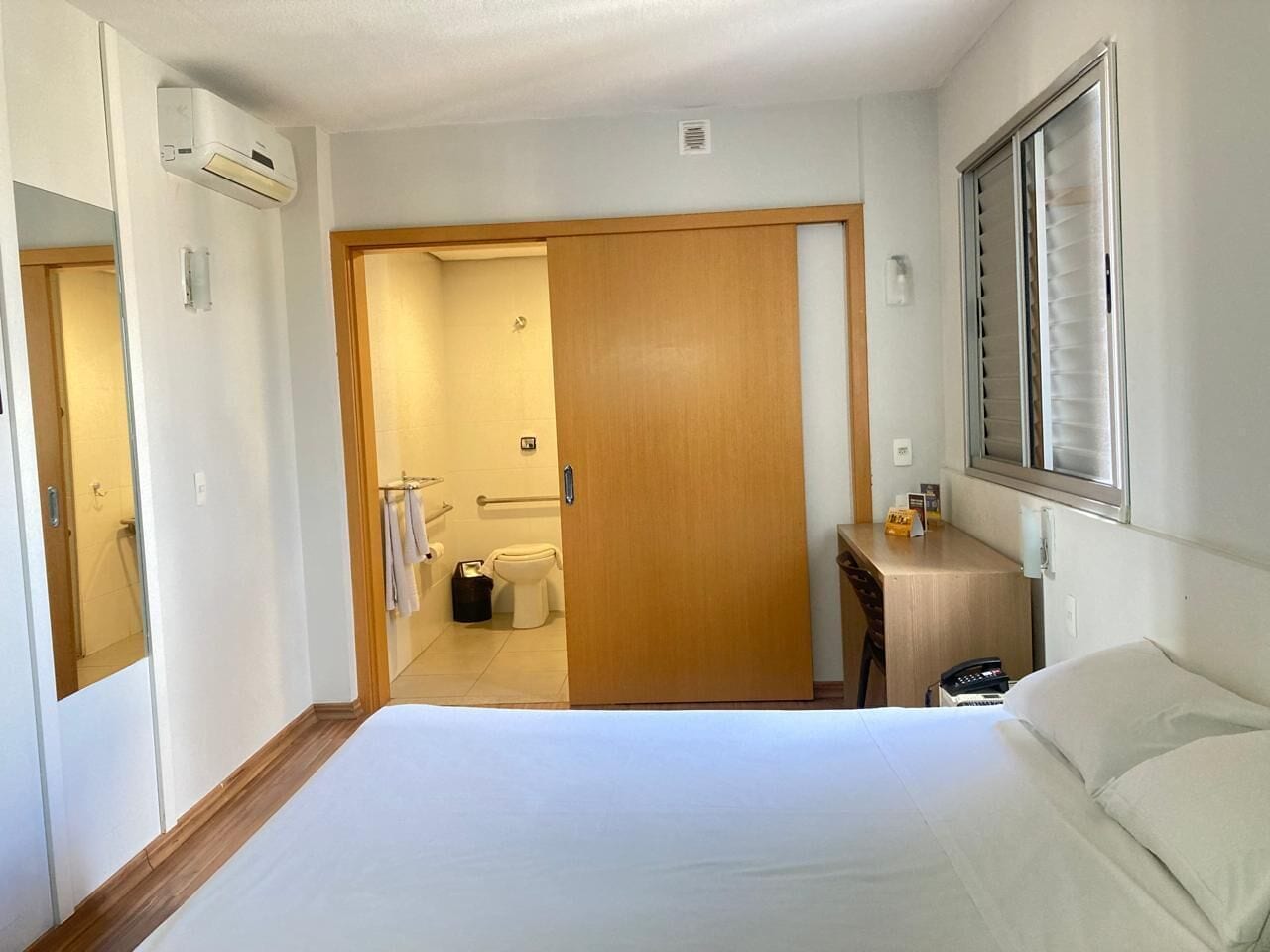 Disability Double Room | Meja kerja, Wi-Fi gratis, dan seprai linen