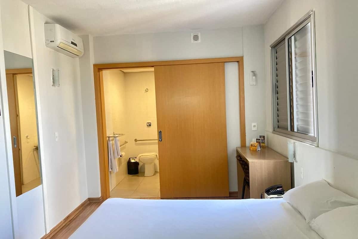 Disability Double Room | デスク、WiFi (無料)、ベッドシーツ