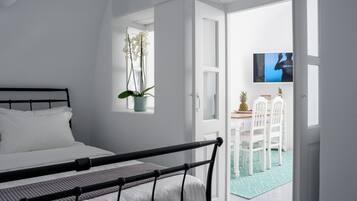 Traditional House | 2 bedrooms, in-room safe, desk, soundproofing