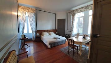 Roupas de cama premium, cofres nos quartos, escrivaninha
