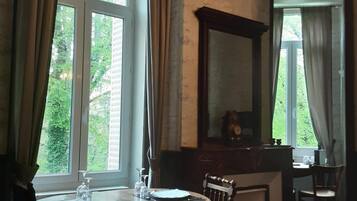 Luxe beddengoed, een kluis op de kamer, een bureau