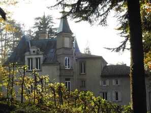 Ein großes, historisches Gebäude mit zahlreichen Fenstern und einem markanten Turm.