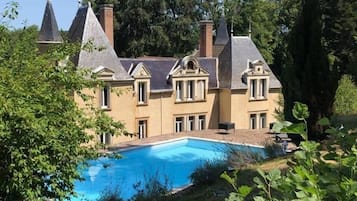 Una piscina al aire libre de temporada