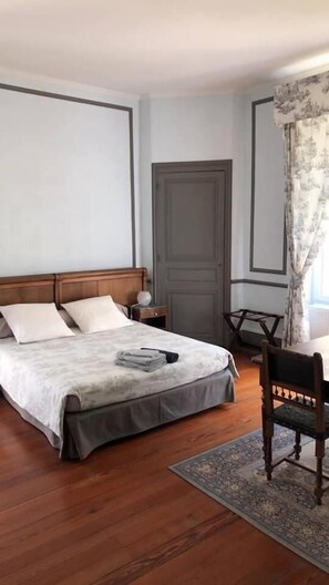 Premium bedding, in-room safe, desk, iron/ironing board - Château de Bonnevaux (Villeneuve-de-Marc)