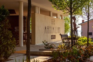 Un edificio con un letrero que dice "MAXIMILIAN HOTEL".