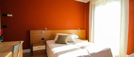 Skrivebord, strykejern/-brett og wi-fi (inkludert)