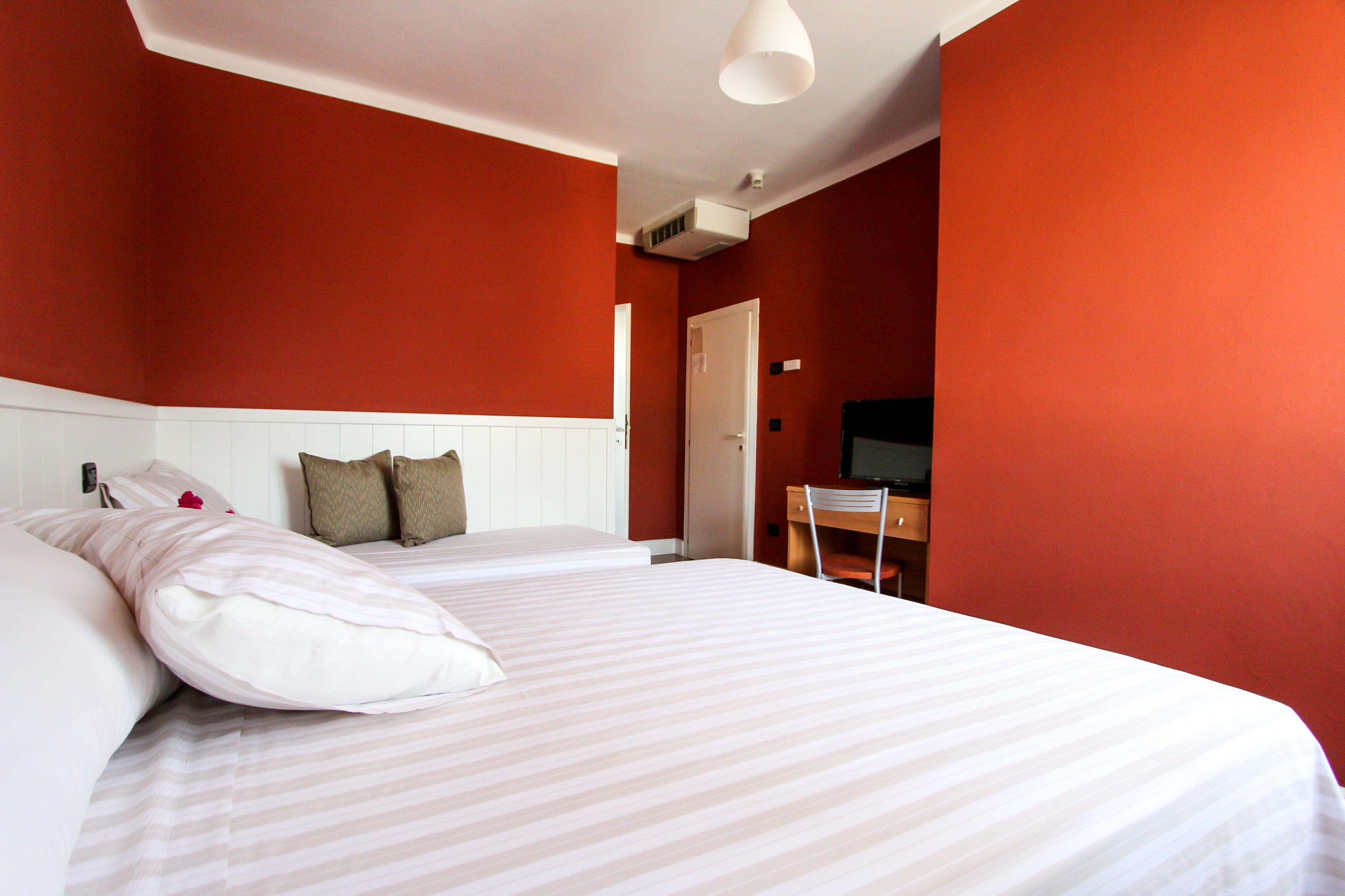 desk, iron/ironing board, free wifi