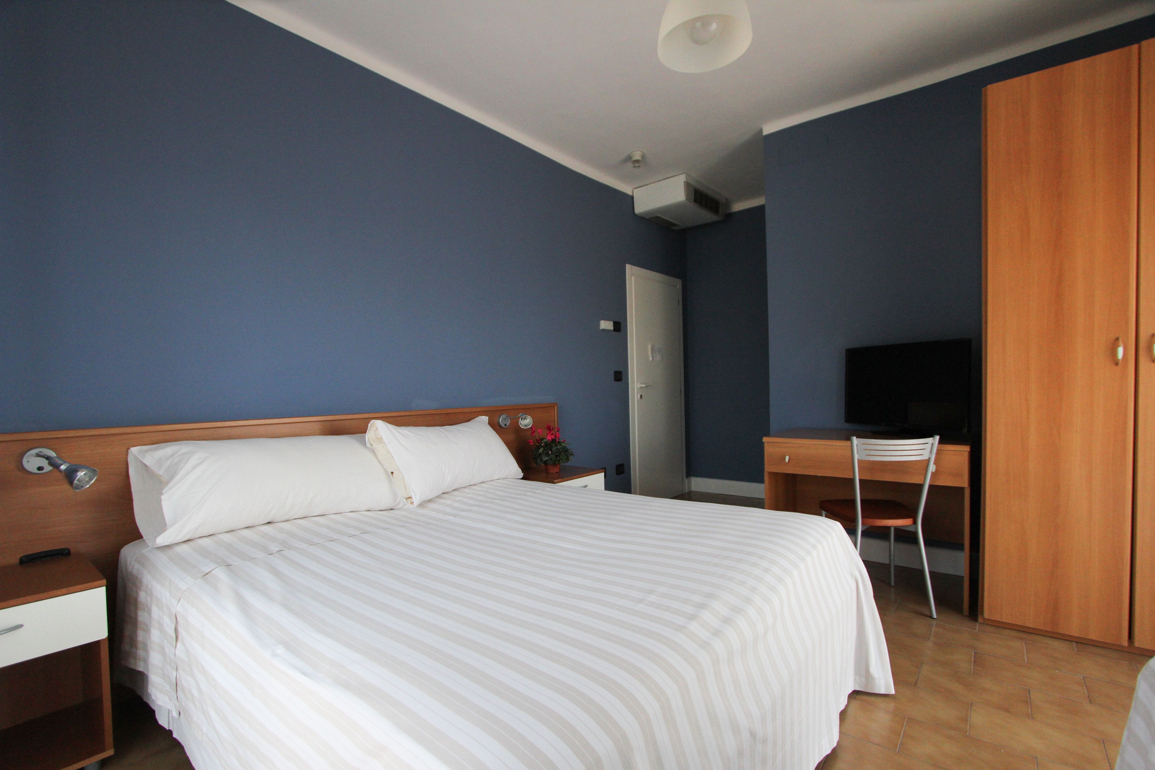 desk, iron/ironing board, free wifi