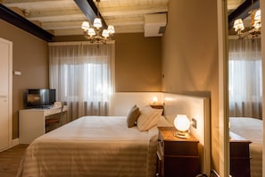 Desk, iron/ironing board, free WiFi - Hotel Bardolino (Bardolino)