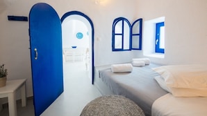 Un dormitorio con una cama, una ventana y una puerta.