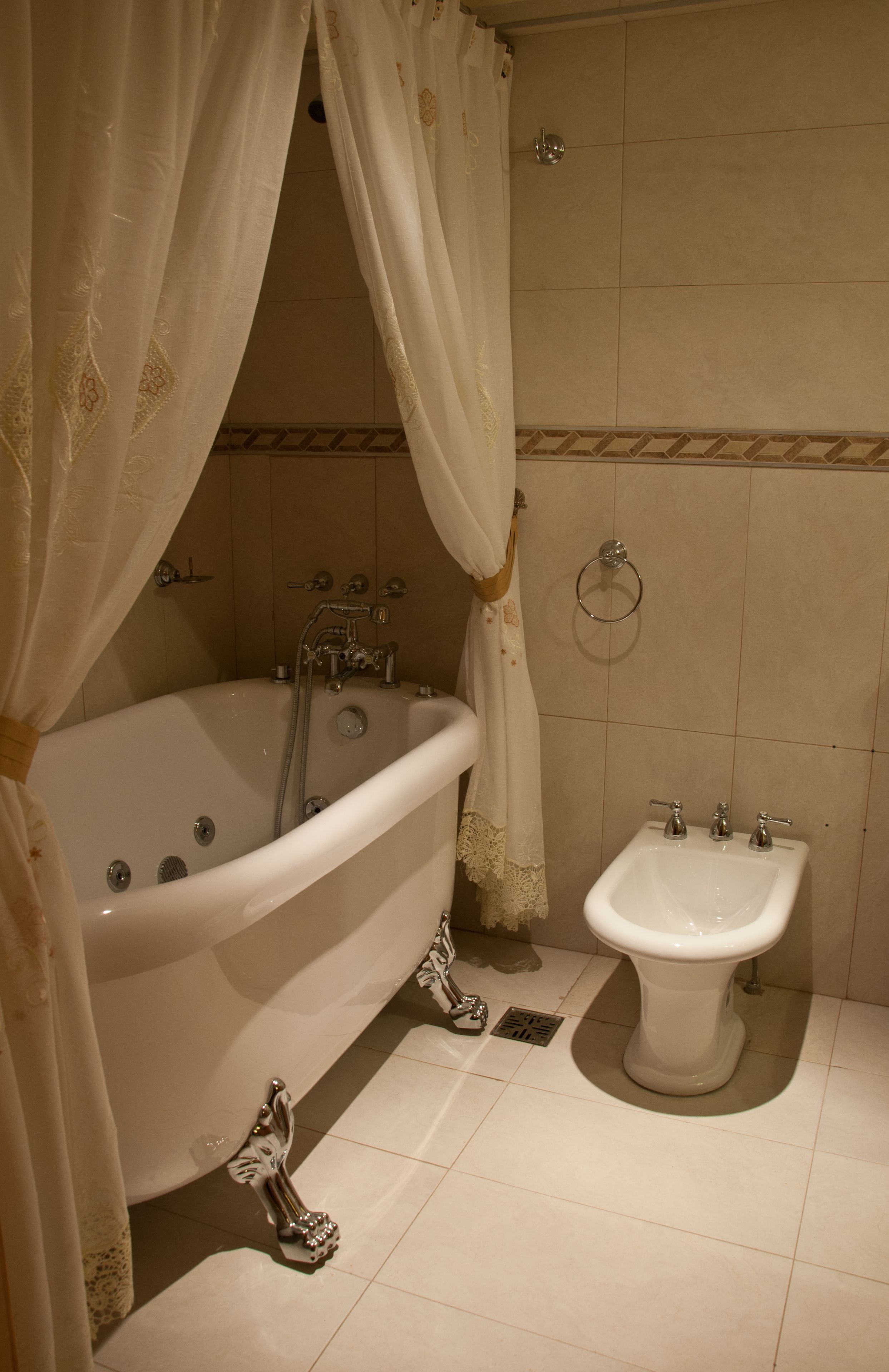 standard double room | bathroom | combined shower/bathtub, jetted bath, free toiletries, bathrobes