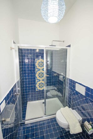 Junior Suite, Terrace | Bathroom | Shower, free toiletries, hair dryer, bidet