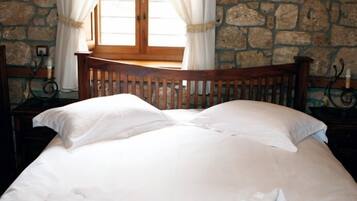 Luxe beddengoed, een minibar, een bureau, geluiddichte muren