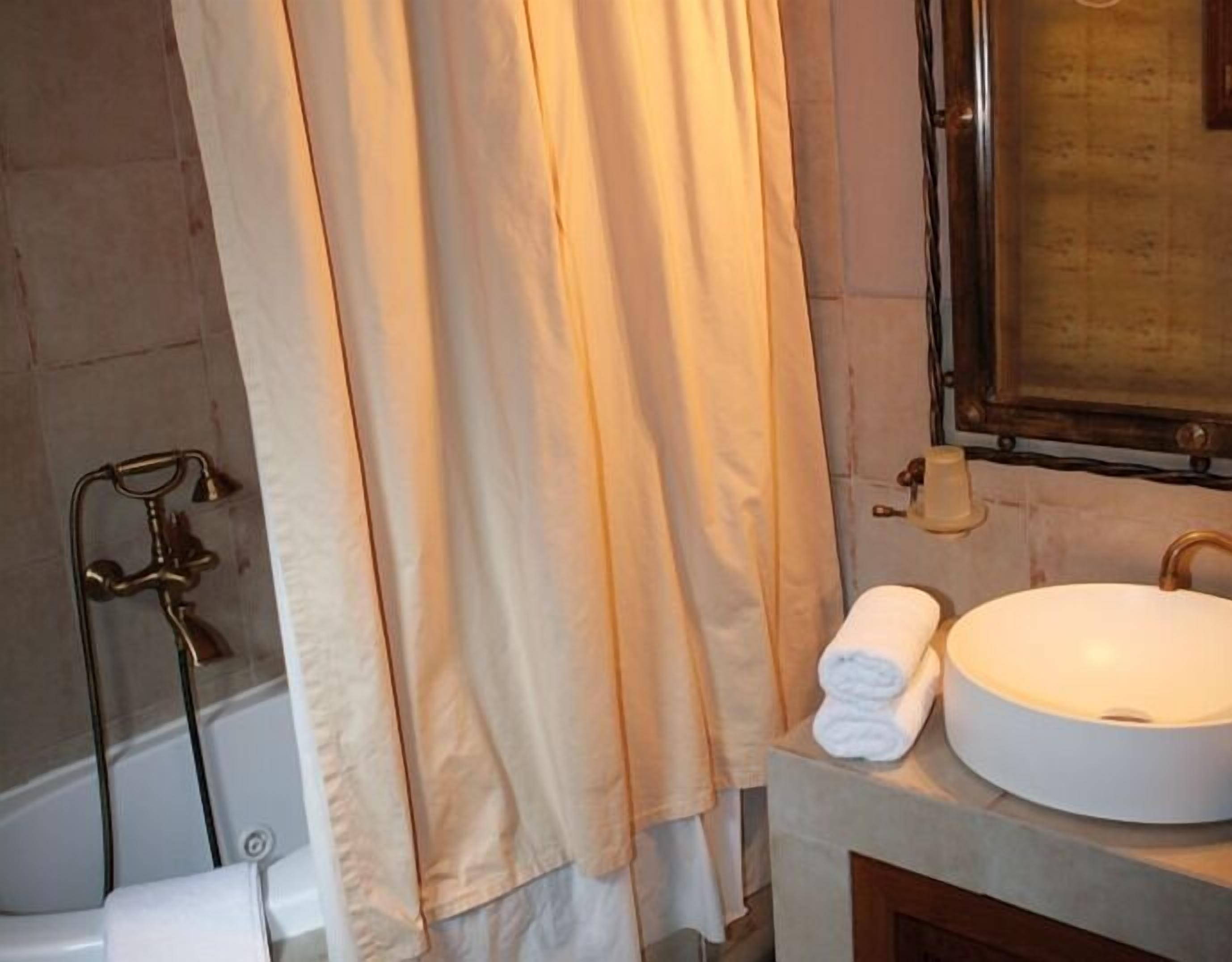 Une salle de bain avec une baignoire, un lavabo et une douche.
