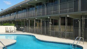 Kolam renang outdoor musiman