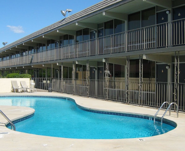 Una piscina al aire libre de temporada