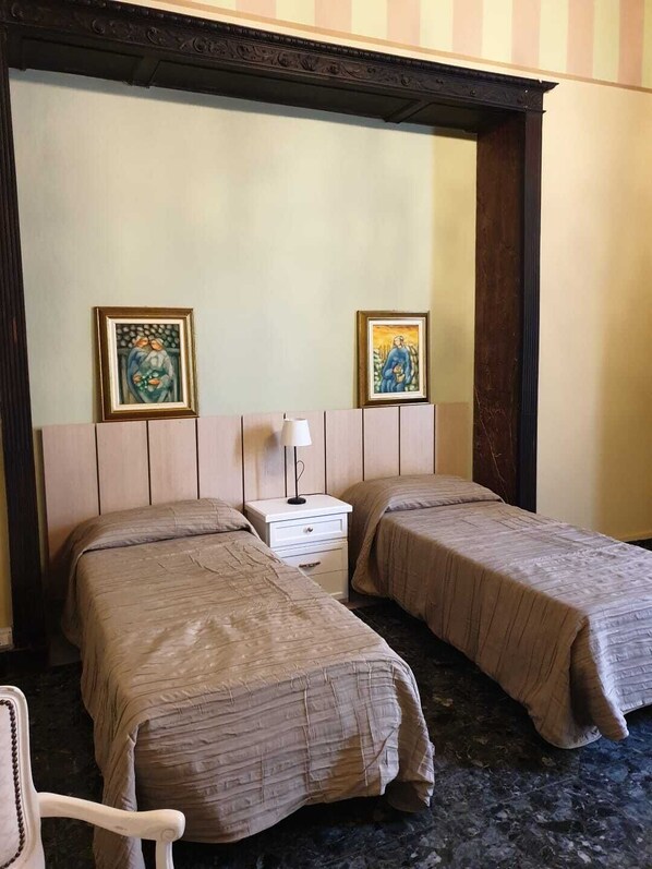 Habitación Confort con 1 cama matrimonial o 2 individuales, 1 cama matrimonial, vista al puerto | Ropa de cama de alta calidad y minibar